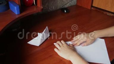 幼儿动手制作折纸飞机.